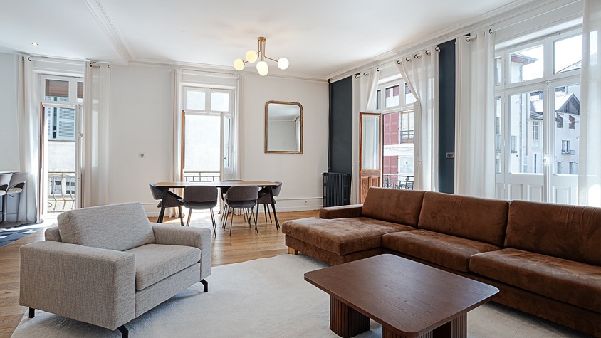 Annecy - Luxury 3 Bedroom Apartment with Balcony and Canal View